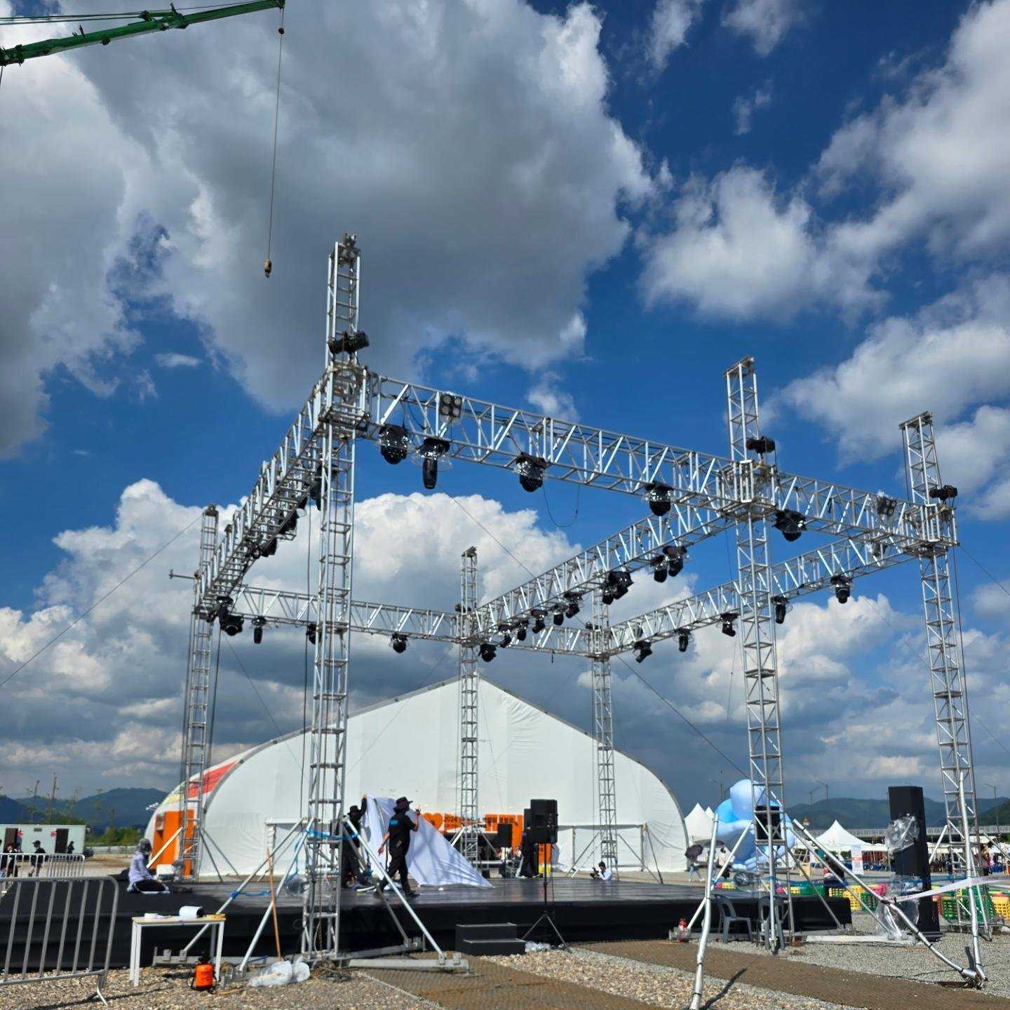 ¿Cuál es el tamaño normal de un escenario de concierto?